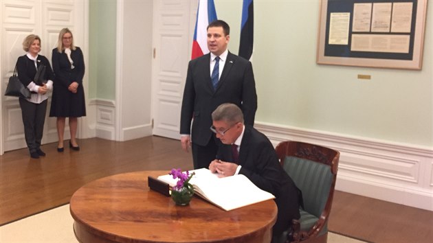 Premir Andrej Babi se v estonskm Tallinnu setkal se svm protjkem Jrim Ratasem. (18. nora 2020)