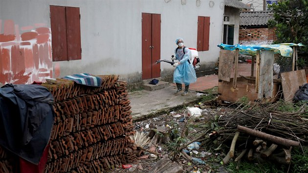 Pracovnci dezinfikuj domy v provincii Vinh Phuc, ve kter se nachz i lokalita Son Loi, kterou ady uzavely do karantny. (12. nora 2020)