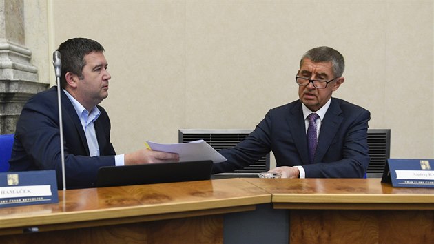 Mstopedseda vldy a ministr vnitra Jan Hamek (SSD) a premir Andrej Babi (ANO) se pipravuj ped jednnm vldy. (17. nora 2020)