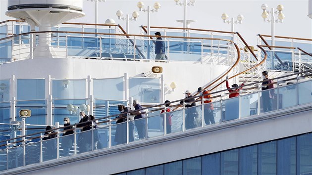 Cestujc uvznn na vletn lodi Diamond Princess, kter kotv v pstavu v japonsk Jokoham. (12. nora 2020)