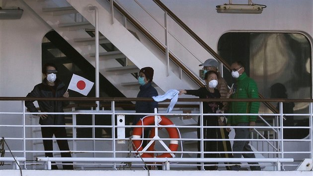 Cestujc uvznn na vletn lodi Diamond Princess, kter kotv v pstavu v japonsk Jokoham. (12. nora 2020)