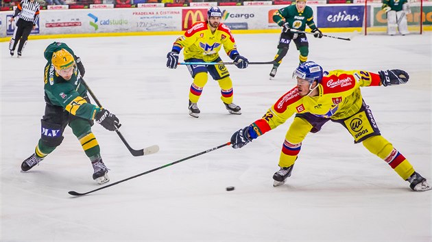 Vsetnsk Jakub Teper (vlevo) stl v zpase proti eskm Budjovicm.