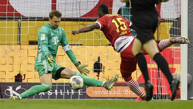 Brank Bayernu Manuel Neuer (vlevo) kryje balon v utkn proti Kolnu.