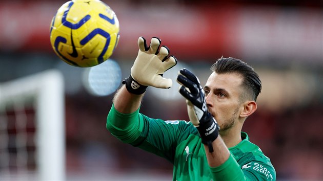Brank Newcastlu Martin Dbravka kryje balon v zpase proti Arsenalu.