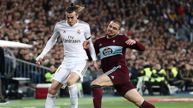 Gareth Bale z Realu Madrid (vlevo) drží balon, napadá ho Okay Yokuslu z Viga.