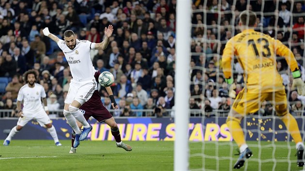 Karim Benzema (vlevo) z Realu Madrid se tlačí do zakončení před brankou Viga.