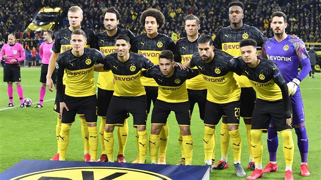 Úvodní jedenáctka Borussie Dortmund se fotografuje před duelem proti PSG v osmifinále Ligy mistrů.