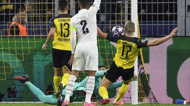 Dortmundsk forvard Erling Haaland stl branku v utkn proti PSG v osmifinle Ligy mistr.
