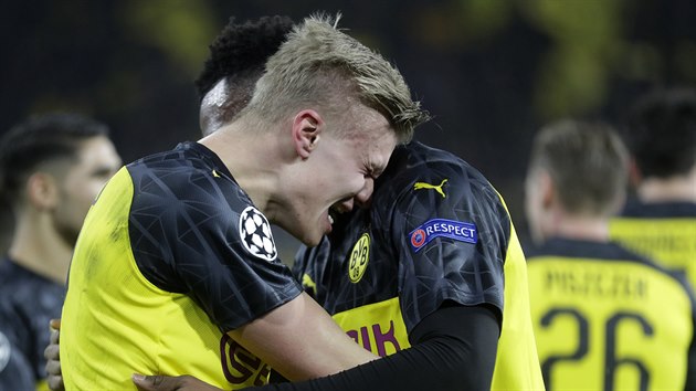 Erling Haaland (vlevo) a Dan-Axel Zagadou se radují z branky Dortmundu proti PSG.
