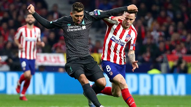 Roberto Firmino z Liverpoolu (vlevo) unik Salu guezovi z Atltika Madrid.