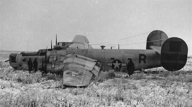 Americký těžký bombardér B-24 po nouzovém přistání na sovětské straně