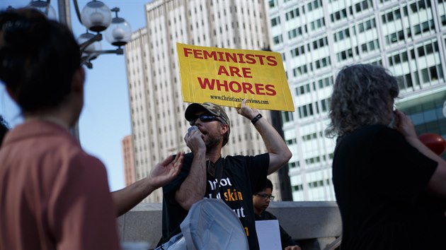 „Feministky jsou děvky.“ Na onom sloganu se shodne alternativní pravice, militantní křesťané i incelové.