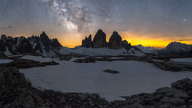 Nejzobrazovanj masiv italskch Dolomit, Tre Cime, vpekladu znamen ti zuby hradnho cimbu.