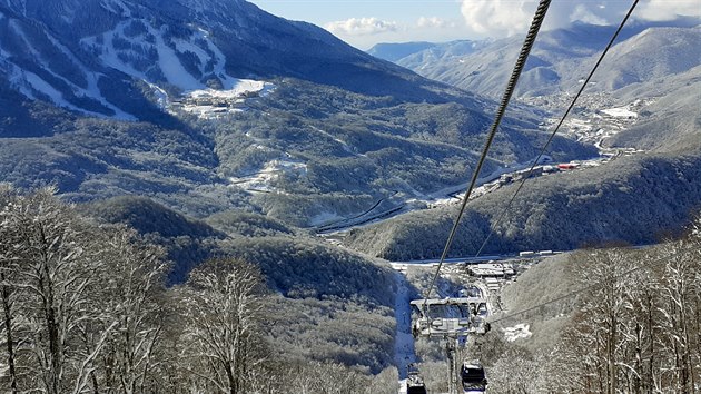Pohled z lanovky Gazprom na Roza údolí ve výšce 560 metrů. Vlevo sjezdovky Ober Chutor, vpravo Roza plató s olympijskou vesnicí ve výšce 1 150 metrů nad mořem