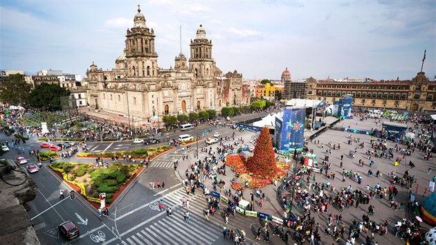 Z okna hotelu. Dominantou vnon vyzdobenho nmst v centru Mexico City je Metropolitn katedrla.