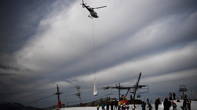 Francouzský lyžařský resort Luchon-Superbagnères čelí kritice poté, co k zasněžování použil helikoptéru. (18. února 2020)
