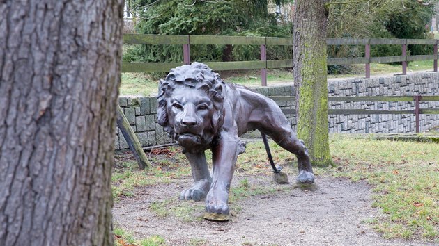 Bronzov lev zdob park ped jednm z penzion u Mchova jezera.