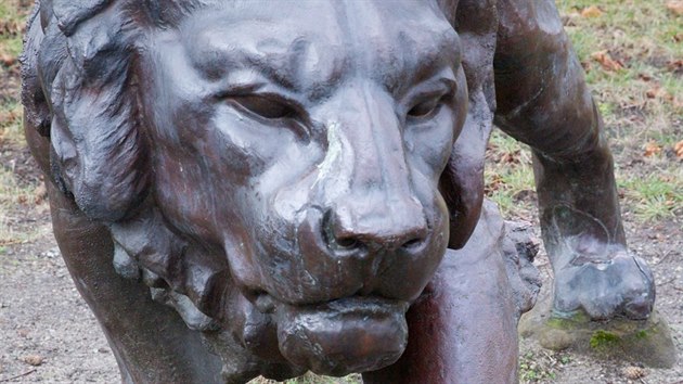 Bronzový lev zdobí parčík před jedním z penzionů u Máchova jezera.