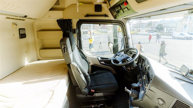 Pražská záchranná služba rozšířila svůj vozový park o nový výkonnější tahač pro zdravotnický kamion Golem a o druhý zdravotnický vůz pro mimořádné situace Atego. (12. února 2020)