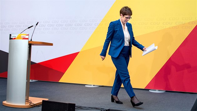 Pedsedkyn Kesansko-demokratick unie Nmecka (CDU) a nmeck ministryn obrany Annegret Kramp-Karrenbauerov odchz z tiskov konference strany v Berln. (10. nora 2020)