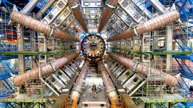 Největším detektorem urychlovače částic je Atlas (na snímku). Zařízení je samo o sobě 25 metrů vysoké, 45 metrů dlouhé a váží 7 tisíc tun. Nachází se zhruba 100 metrů pod zemí. Uvnitř něj je takzvaný vnitřní detektor. Nyní se připravuje jeho rekonstrukce, tak aby byl výkonnější a dokázal odhalit vědcům ještě víc.