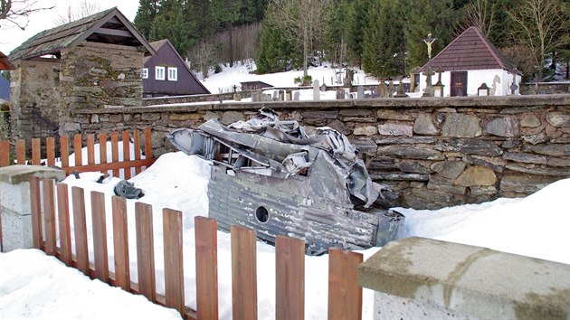Trosky nmeckho Junkersu u hbitova v Mal p. Vojensk letoun narazil 23. nora 1945 za snhov boue do pat Snky.