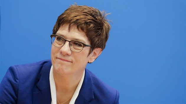 Pedsedkyn nmeck Kesanskodemokratick unie (CDU) Annegret Krampov-Karrenbauerov oznmila na zasedn veden kesanskch demokrat, e letos skon v ele strany a pt rok nebude kandidovat na kanclku. (10. nora 2020)