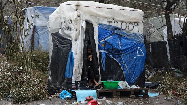 Migranti v peplnnm tboe Moria na eckm ostrov Lesbos. Kvli podmnkch v tboe migranti podali demonstrace, pi kterch se stetli s eckou polici. (6. nora 2020)