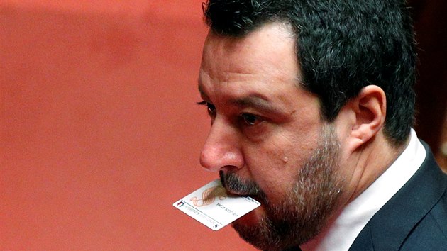 Bval italsk ministr vnitra Matteo Salvini se zastnil sentn debaty o tom, zda me bt souzen za nos kvli tomu, e loni v lt nepovolil okamit vylodn vce ne stovky migrant v italskm pstavu. (12. nora 2020)