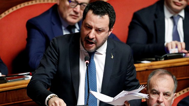 Bval italsk ministr vnitra Matteo Salvini se zastnil sentn debaty o tom, zda me bt souzen za nos kvli tomu, e loni v lt nepovolil okamit vylodn vce ne stovky migrant v italskm pstavu. (12. nora 2020)