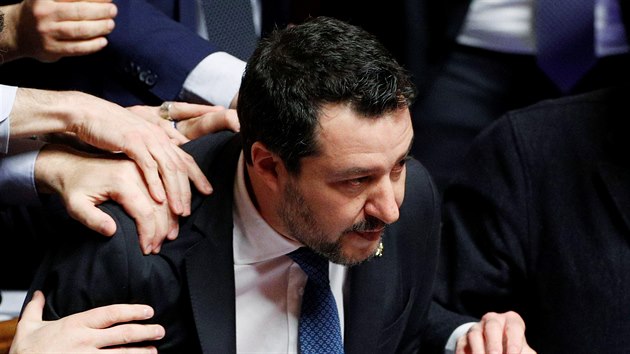 Bval italsk ministr vnitra Matteo Salvini se zastnil sentn debaty o tom, zda me bt souzen za nos kvli tomu, e loni v lt nepovolil okamit vylodn vce ne stovky migrant v italskm pstavu. (12. nora 2020)