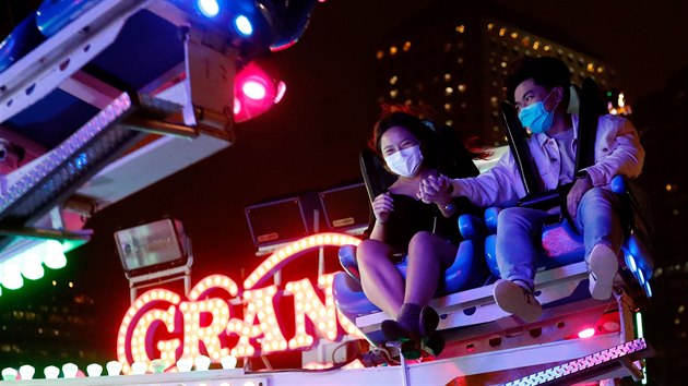 Dvojice m na tvi masky proti koronaviru, zatmco si uv Valentnskou pou v Hongkongu. (14. nora 2020)