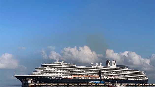 Vletn lo Westerdam po dvou tdnech marnho bloudn nakonec zakotvila v Kambodi. ada stt lo nechtla pijmout kvli podezen, e je na n nkaza koronavirem. (16. nora 2020)