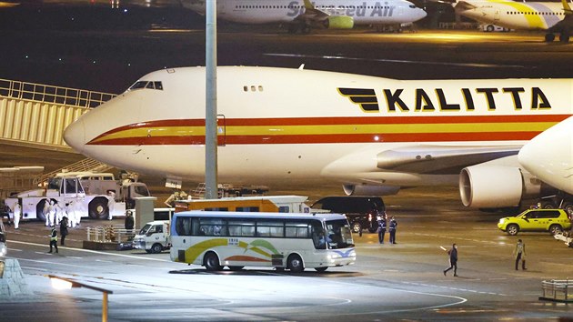 Američtí pasažéři evakuovaní z výletní lodi Diamond Princess nastupují do speciálního letadla, které je vezme zpět do USA. Loď se nachází v karanténě v Japonsku kvůli nákaze koronavirem. (16. února 2020)