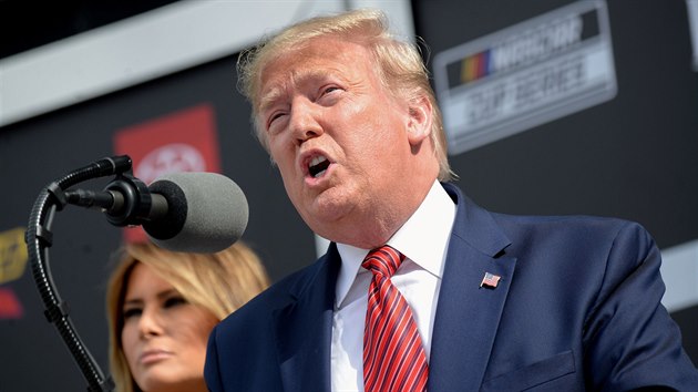 Americký prezident Donald Trump zahájil volební kampaň na Floridě na amerických automobilových závodech NASCAR v Daytona Beach. Je teprve druhým americkým prezidentem, který populární závody navštívil. (16. února 2020)