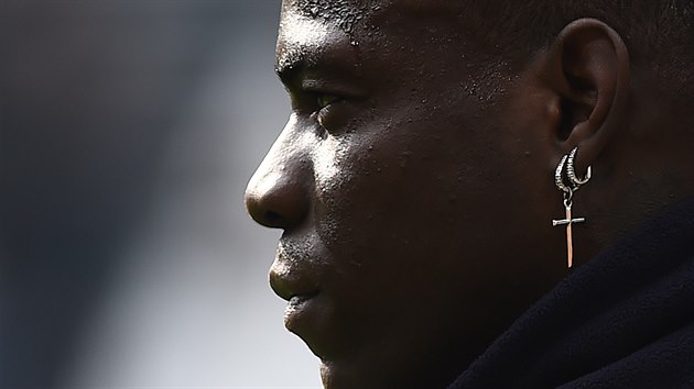 Italsk tonk Mario Balotelli pi rozcvice ped utknm Brescie proti Juventusu.