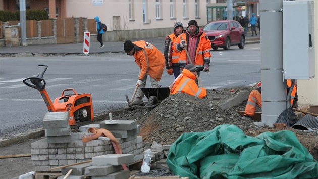 Tepl zima umonila, e se stavbai vrtili na dodln kiovatky a okolnch ulic u v noru. (12. nora 2020)