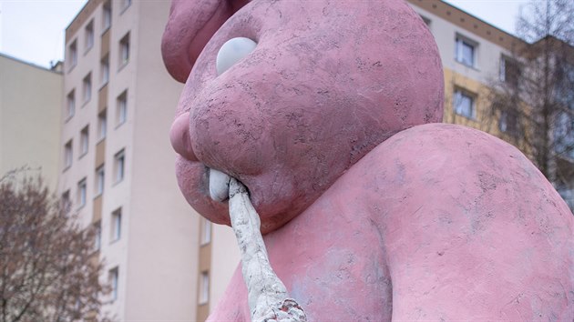 Růžového betonového králíka u zastávky MHD Severka  v Plzni čeká hlasování občanů o jeho osudu. (13.února 2020)
