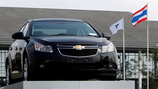 Vystaven auto Chevrolet stoj ped firmu General Motors v Thajsku. (22. nora 2011)