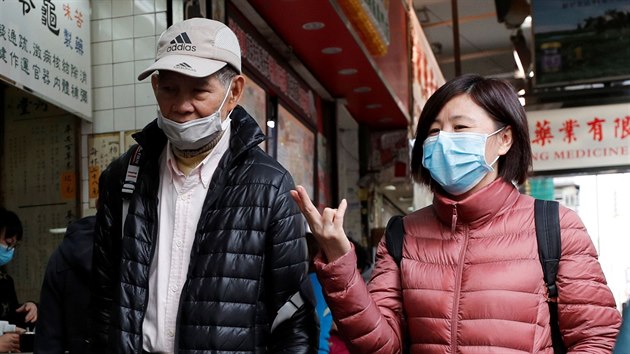 Obyvatelé Hongkongu nosí ochranné roušky kvůli prevenci nakažení koronavirem. (17. února 2020)