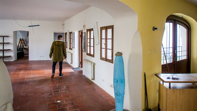 Spolek m� platit radnici m�s��n� n�jemn� osm tis�c korun.