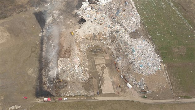 Hořící skládka komunálního odpadu v sousedství elektrárny ve Chvaleticích na Pardubicku (17. února 2020)