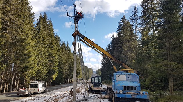 V dsledku silnho vtr probh oprava elektrickho veden mezi eleznou Rudou a Hartmanicemi. (10. nora 2020)