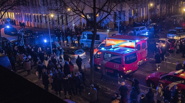 Ped vceelovou halou Tempodrom v centru Berlna se stlelo. Pi incidentu jedna osoba zemela a nejmn tyi dal lid byli zranni. (15. nora 2020)