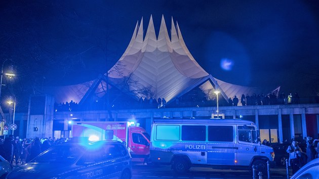 Ped vceelovou halou Tempodrom v centru Berlna se stlelo. Pi incidentu jedna osoba zemela a nejmn tyi dal lid byli zranni. (15. nora 2020)