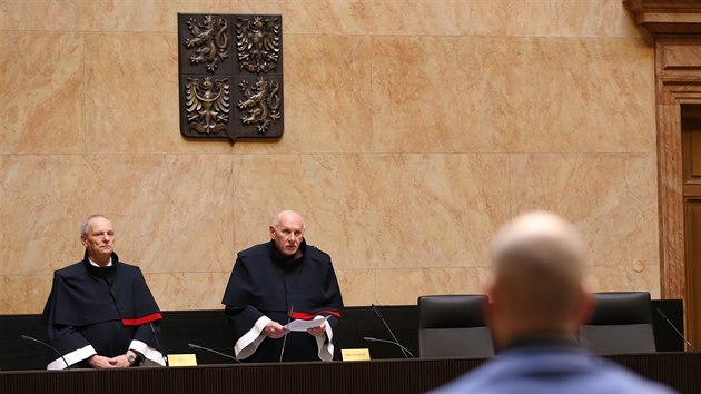 Ústavní soud odstranil pochybnosti o tom, zda takzvaný lex Babiš je, anebo není v souladu s ústavním pořádkem. Soud ponechal zákon beze změn. Na snímku vlevo Jan Filip (soudce zpravodaj), vpravo Pavel Rychetský. (18. února 2020)