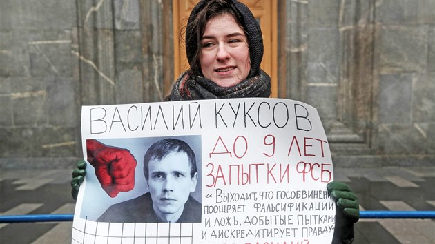 ena s transparentem proti zaten Vasilije Kuksova, jednoho ze skupiny mu obalovanch z dajnho lenstv v teroristick organizaci. (2. nora 2020)