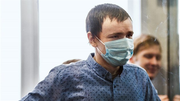 Obalovan Vasilij Kuksov u vojenskho soudu v rusk Penze. Pati do skupiny mu, kte podle rusk tajn sluby FSB stli za teroristickm uskupenm S. (10. nora 2020)
