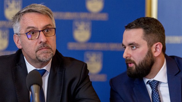 Bval ministr obrany Lubomr Metnar (vlevo) a bval nmstek MO Filip ha (vpravo). (30. ledna 2020)