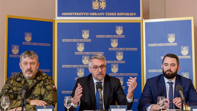 Tiskov konference k pozen pasivnch sledovacch systm DPET. Ministr obrany Lubomr Metnar (uprosted) a nmstek MO Filip ha (zcela vpravo). (30. ledna 2020)